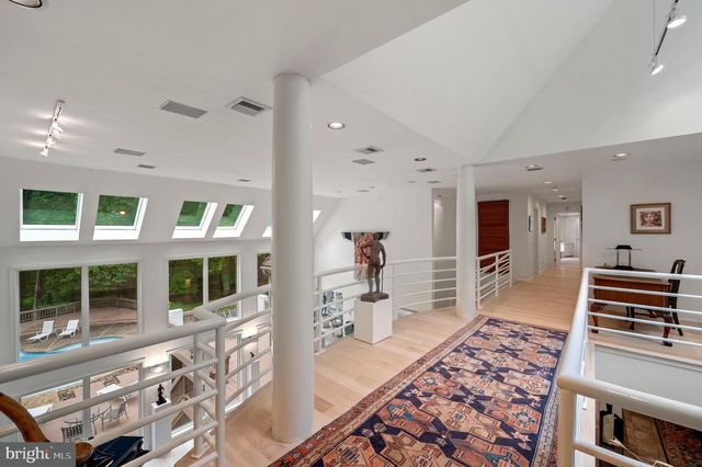 6 HUNT CLUB LN, Malvern, PA 19355