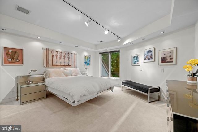 6 HUNT CLUB LN, Malvern, PA 19355