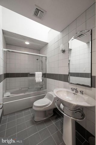 6 HUNT CLUB LN, Malvern, PA 19355