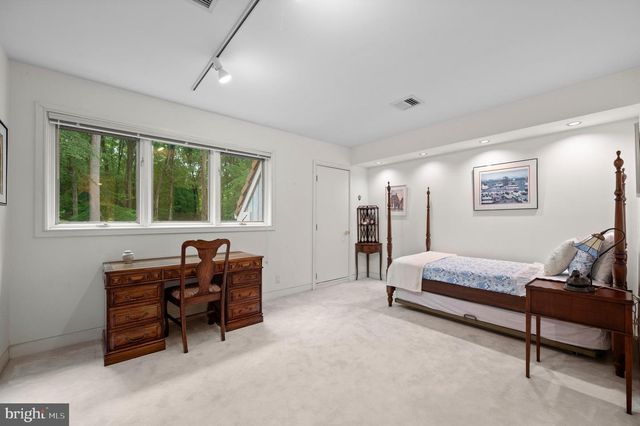 6 HUNT CLUB LN, Malvern, PA 19355