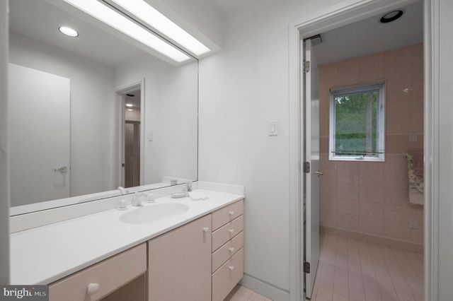 6 HUNT CLUB LN, Malvern, PA 19355