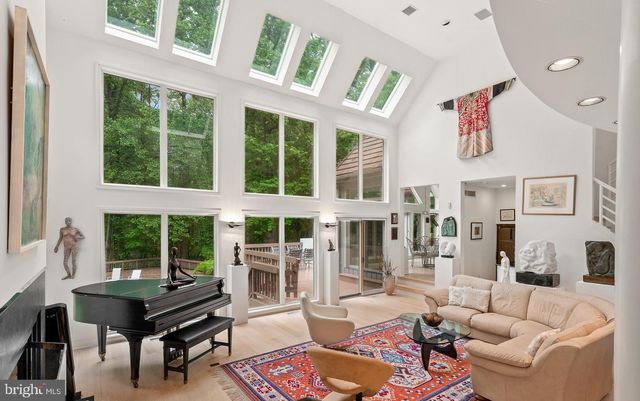 6 HUNT CLUB LN, Malvern, PA 19355