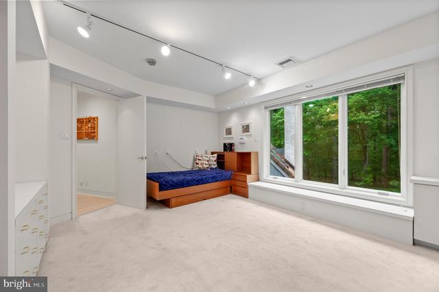 6 HUNT CLUB LN, Malvern, PA 19355