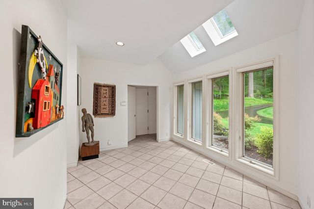 6 HUNT CLUB LN, Malvern, PA 19355