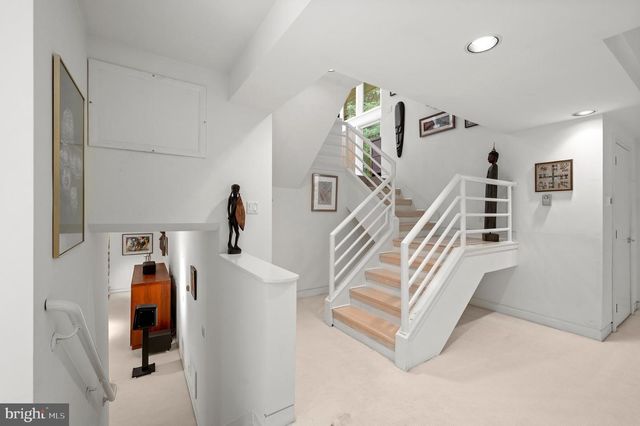 6 HUNT CLUB LN, Malvern, PA 19355