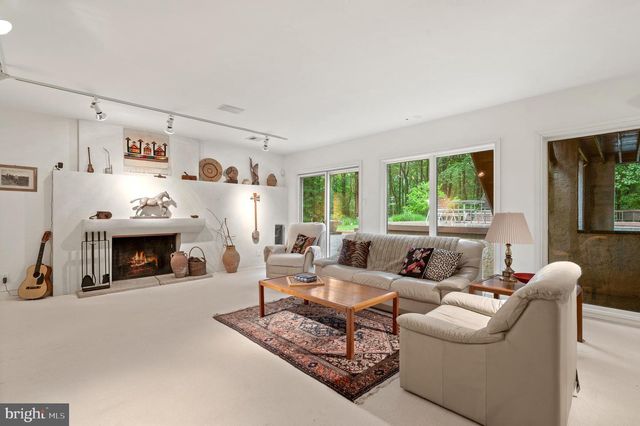 6 HUNT CLUB LN, Malvern, PA 19355