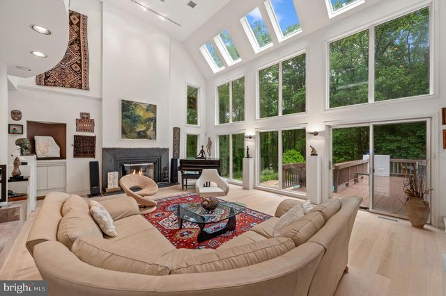 6 HUNT CLUB LN, Malvern, PA 19355