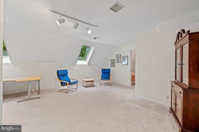 6 HUNT CLUB LN, Malvern, PA 19355