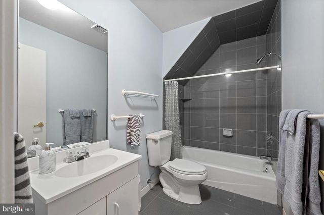 6 HUNT CLUB LN, Malvern, PA 19355