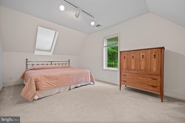 6 HUNT CLUB LN, Malvern, PA 19355