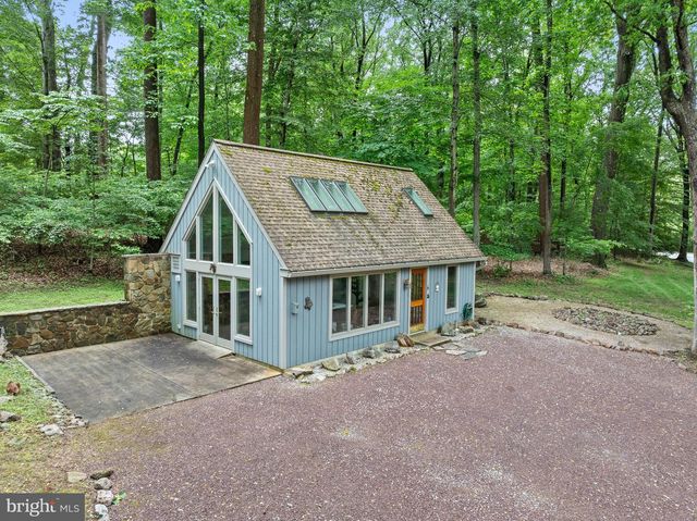 6 HUNT CLUB LN, Malvern, PA 19355