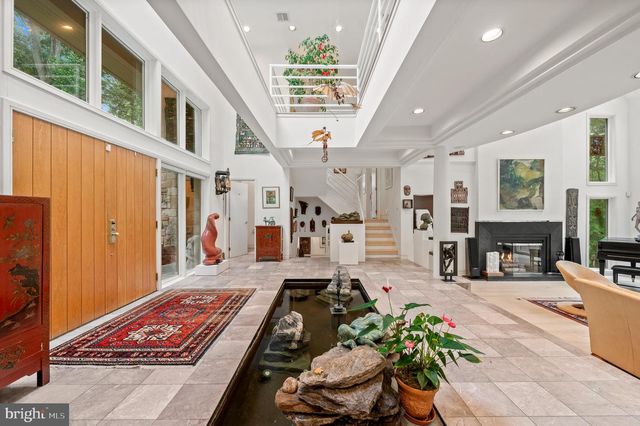 6 HUNT CLUB LN, Malvern, PA 19355