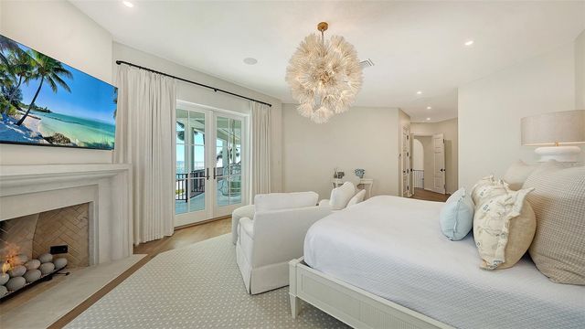 70 LIGHTHOUSE POINT DRIVE, Longboat Key, FL 34228