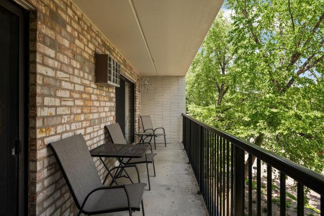 10501 Cedar Lake Road 413, Minnetonka, MN 55305