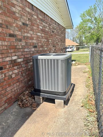 924 W Park Avenue, Checotah, OK 74426