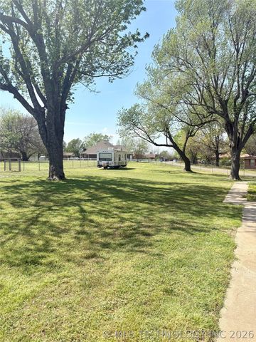 924 W Park Avenue, Checotah, OK 74426