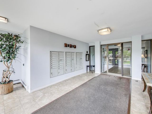 6660 S Brainard Avenue 103, Countryside, IL 60525