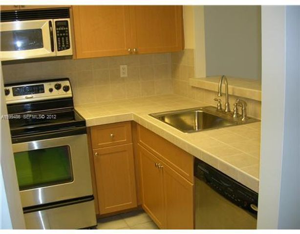 500 BAYVIEW Drive 122, Sunny Isles Beach, FL 33160