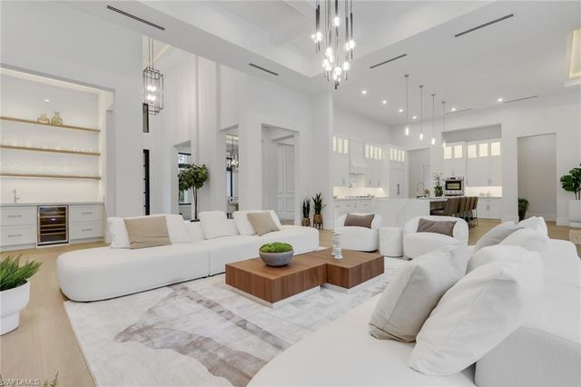 5025 Boxwood WAY, Naples, FL 34116