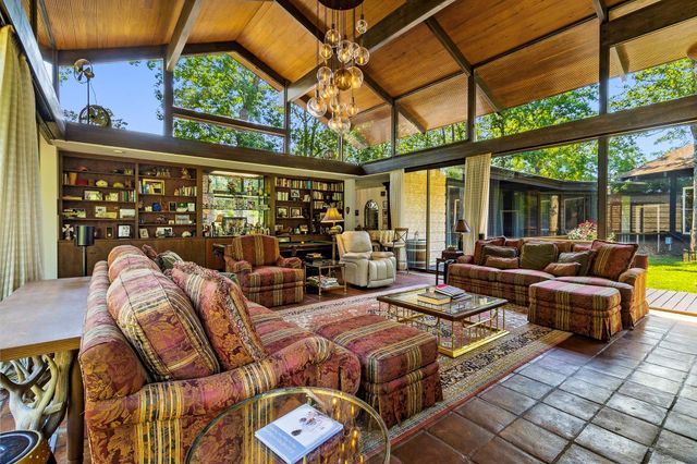 146 Billandrea Lane, Panorama Village, TX 77304