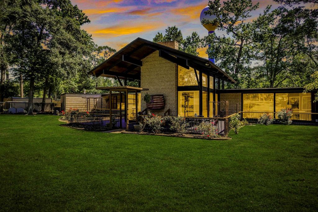 146 Billandrea Lane, Panorama Village, TX 77304