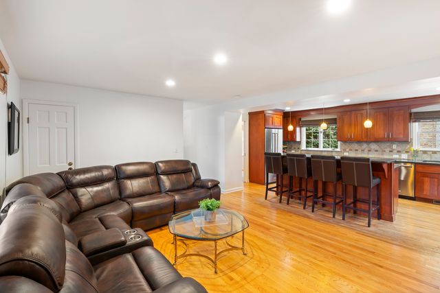 526 Isabella Street, Wilmette, IL 60091