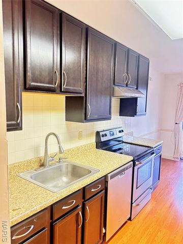 920 Guelbreth Lane 103, Creve Coeur, MO 63141