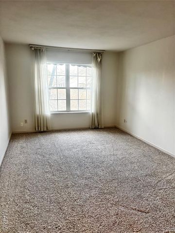 920 Guelbreth Lane 103, Creve Coeur, MO 63141