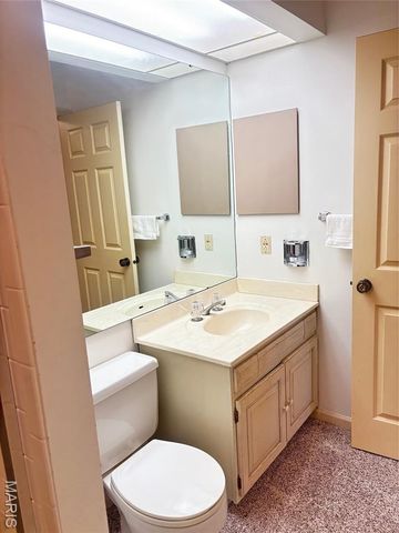 920 Guelbreth Lane 103, Creve Coeur, MO 63141