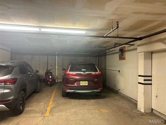 920 Guelbreth Lane 103, Creve Coeur, MO 63141