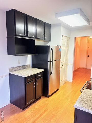 920 Guelbreth Lane 103, Creve Coeur, MO 63141