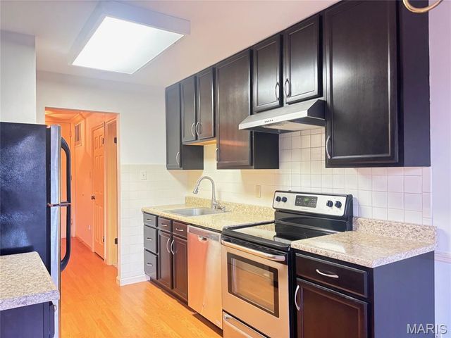 920 Guelbreth Lane 103, Creve Coeur, MO 63141