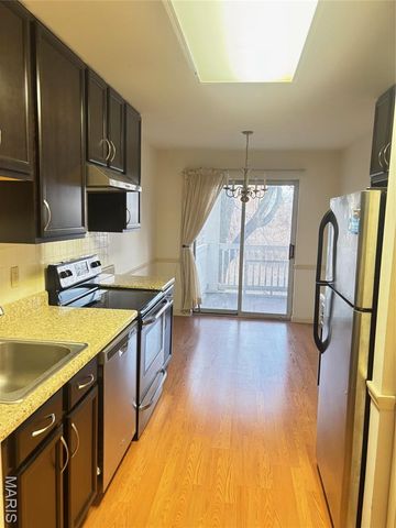 920 Guelbreth Lane 103, Creve Coeur, MO 63141