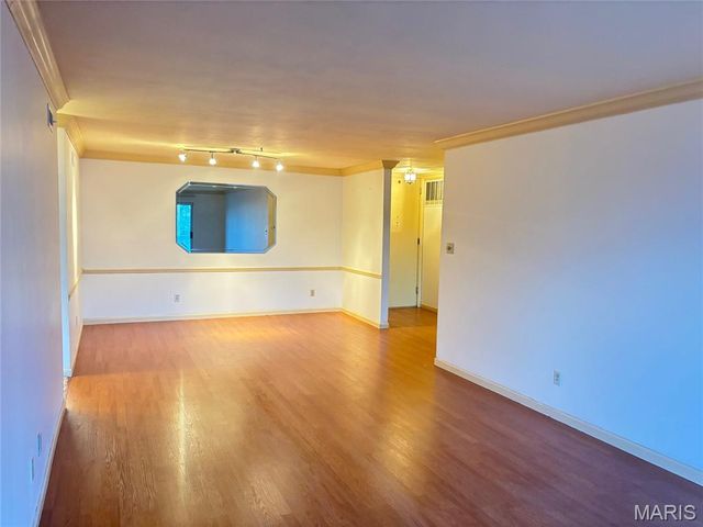 920 Guelbreth Lane 103, Creve Coeur, MO 63141