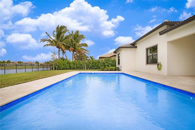 9117 Balsamo Dr, Palm Beach Gardens, FL 33412