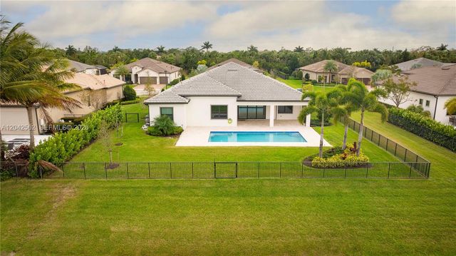 9117 Balsamo Dr, Palm Beach Gardens, FL 33412