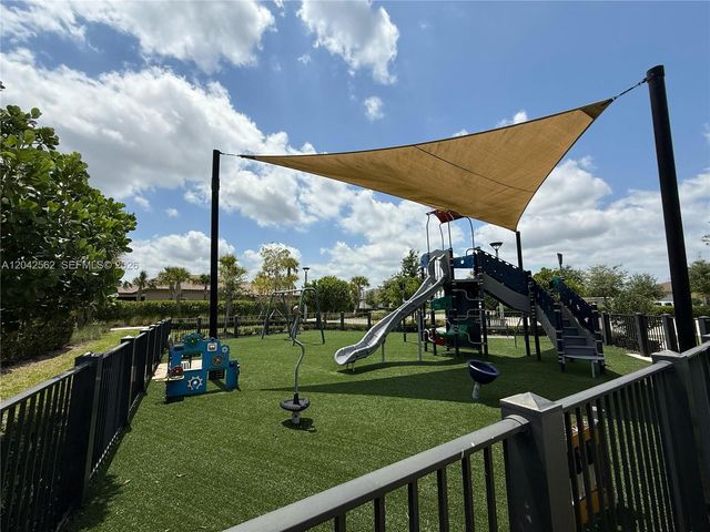 9117 Balsamo Dr, Palm Beach Gardens, FL 33412