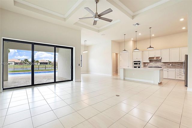 9117 Balsamo Dr, Palm Beach Gardens, FL 33412