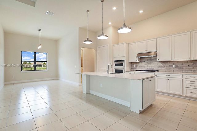9117 Balsamo Dr, Palm Beach Gardens, FL 33412