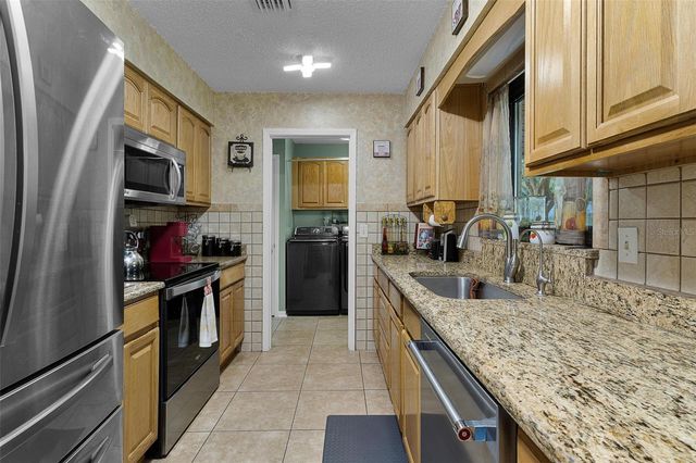 521 E MIRROR LAKE DRIVE, Fruitland Park, FL 34731