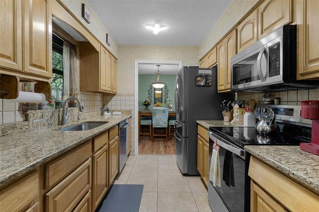 521 E MIRROR LAKE DRIVE, Fruitland Park, FL 34731
