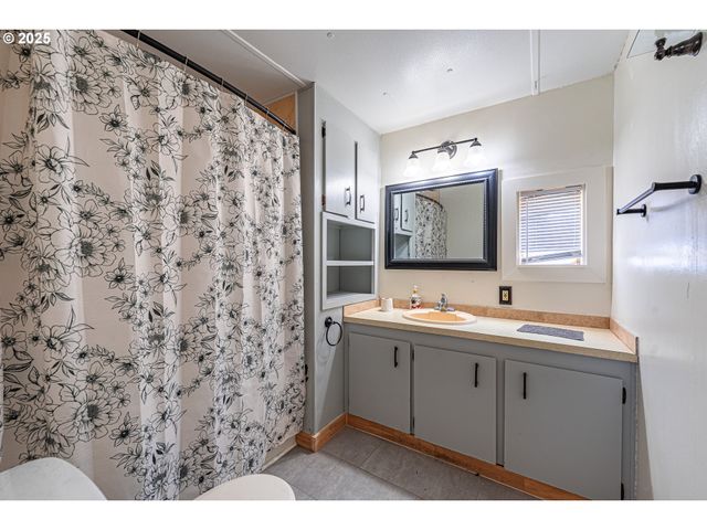 1415 S BERTELSEN Rd 152, Eugene, OR 97402