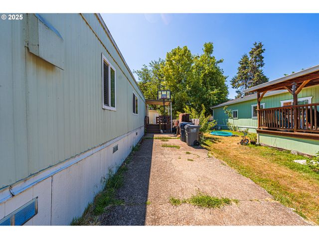 1415 S BERTELSEN Rd 152, Eugene, OR 97402