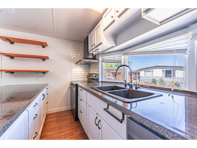 1415 S BERTELSEN Rd 152, Eugene, OR 97402