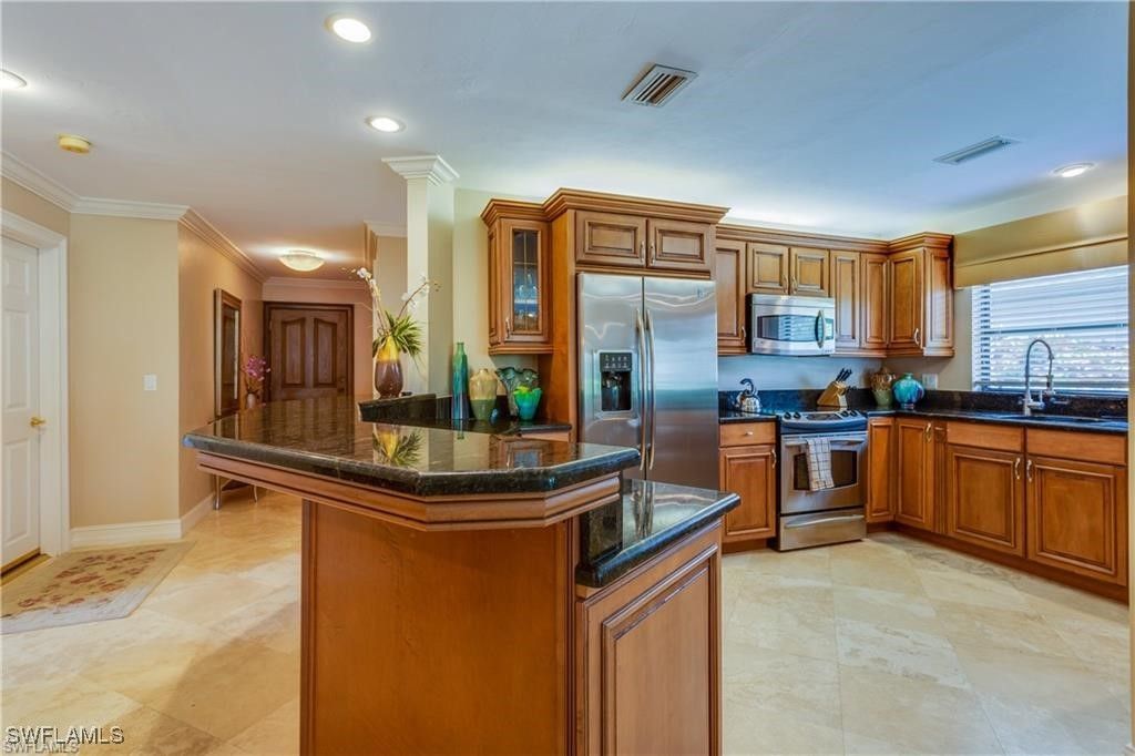 630 95th AVE N S, Naples, FL 34108