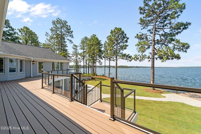 106 Mace Point, West End, NC 27376