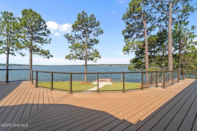 106 Mace Point, West End, NC 27376