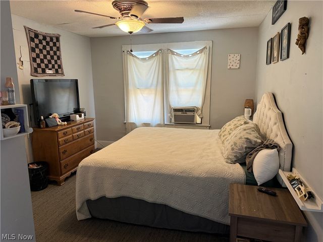 128 W 8th Street, Uhrichsville, OH 44683