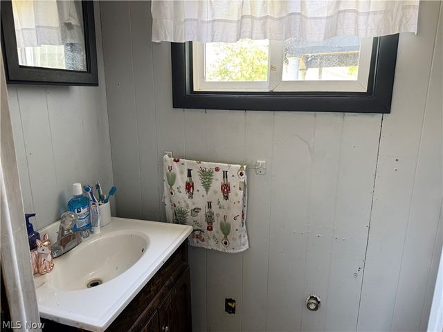 128 W 8th Street, Uhrichsville, OH 44683