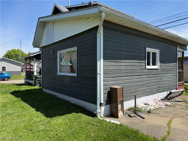 128 W 8th Street, Uhrichsville, OH 44683